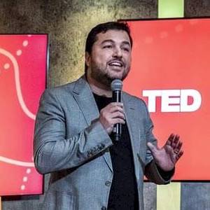 Ricardo Vargas discursando em um evento no escritório central do TED